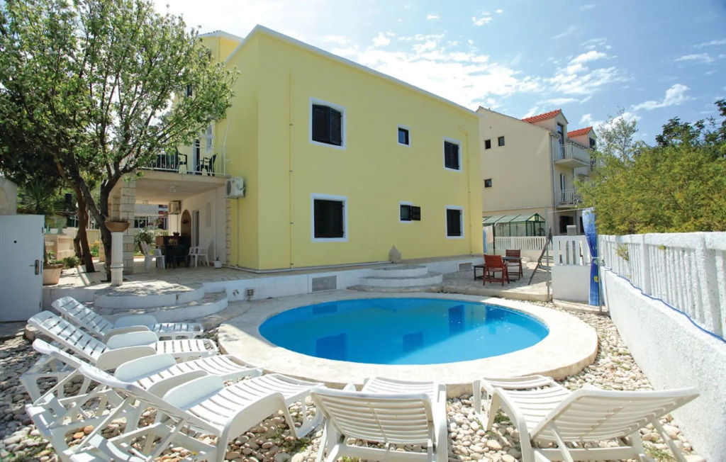 Dragans Den Hostel