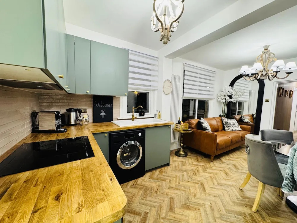 Designer 2 Bedroom Apartment in London With Garden