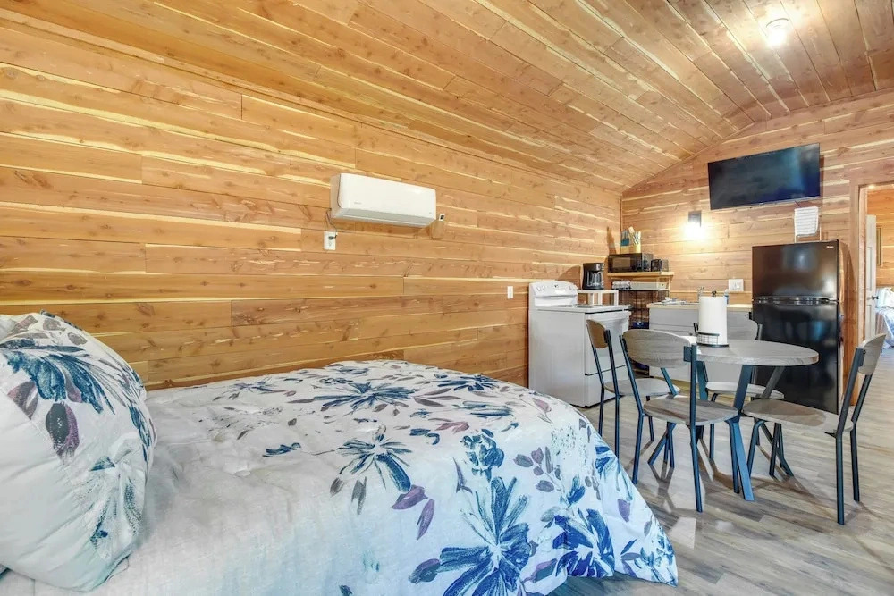 Half-mi to Bull Shoals Lake Access: Anglers Cabin