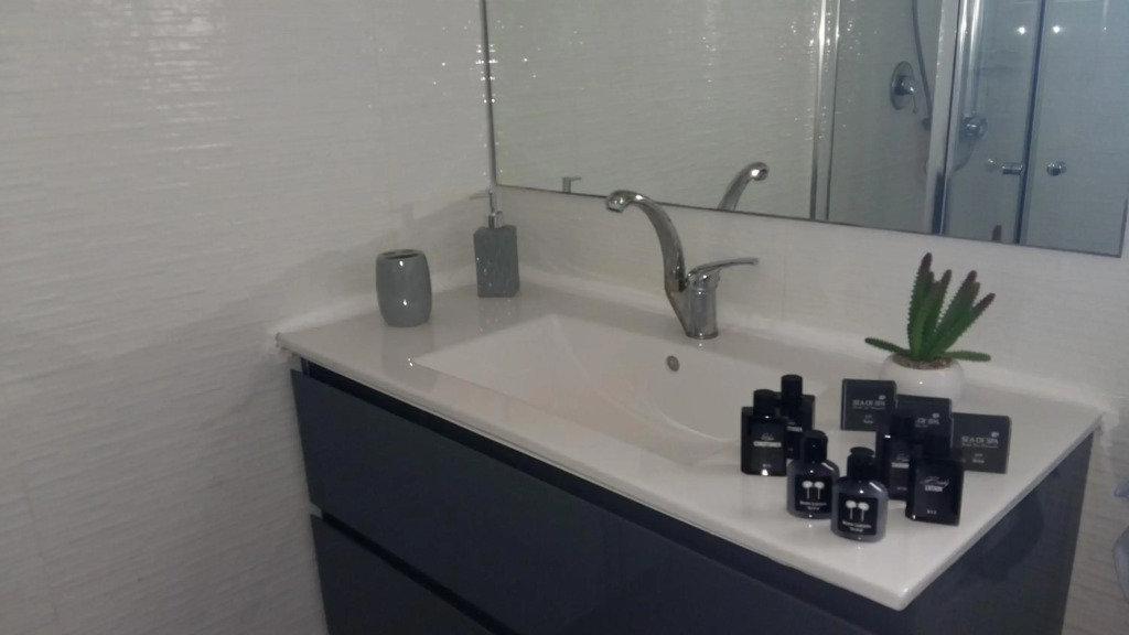 Holiday studio apartment near the Bahá ' í gardens