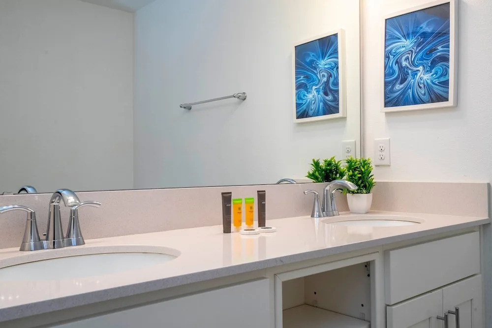 Stylish 2-br Apt Sleeps 7 Near Disney Magic