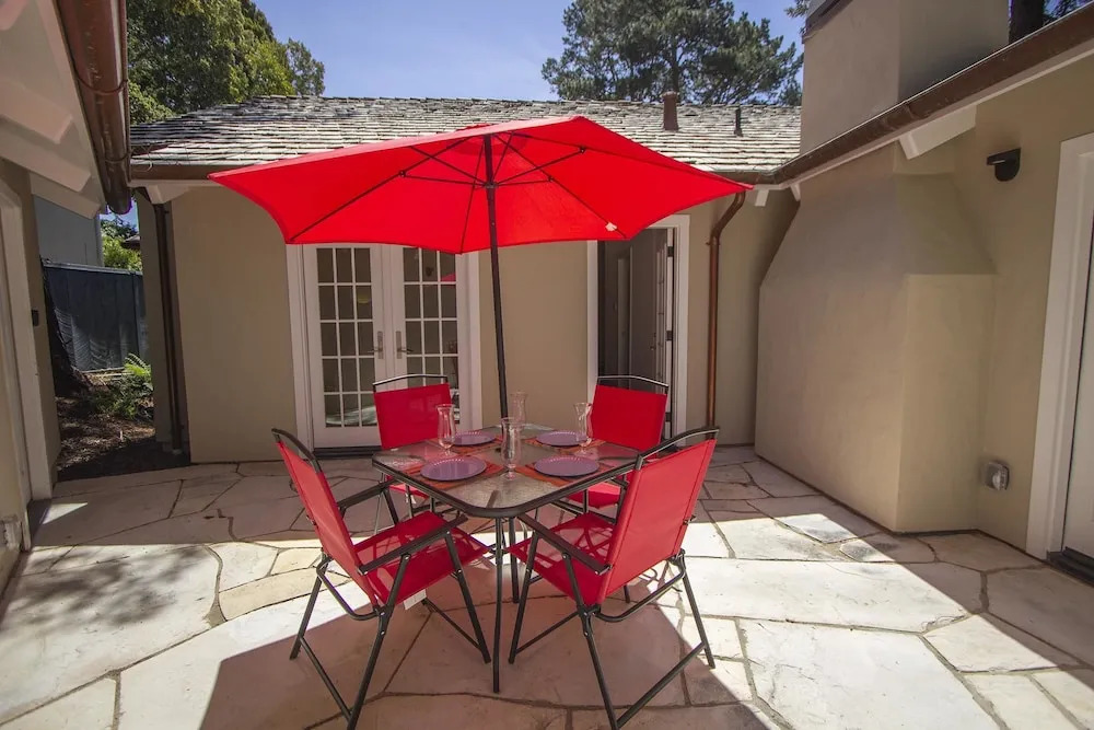 Beautifully Remodled 3/3 Walk To Shops, Restaurants, Close To World Class Golf