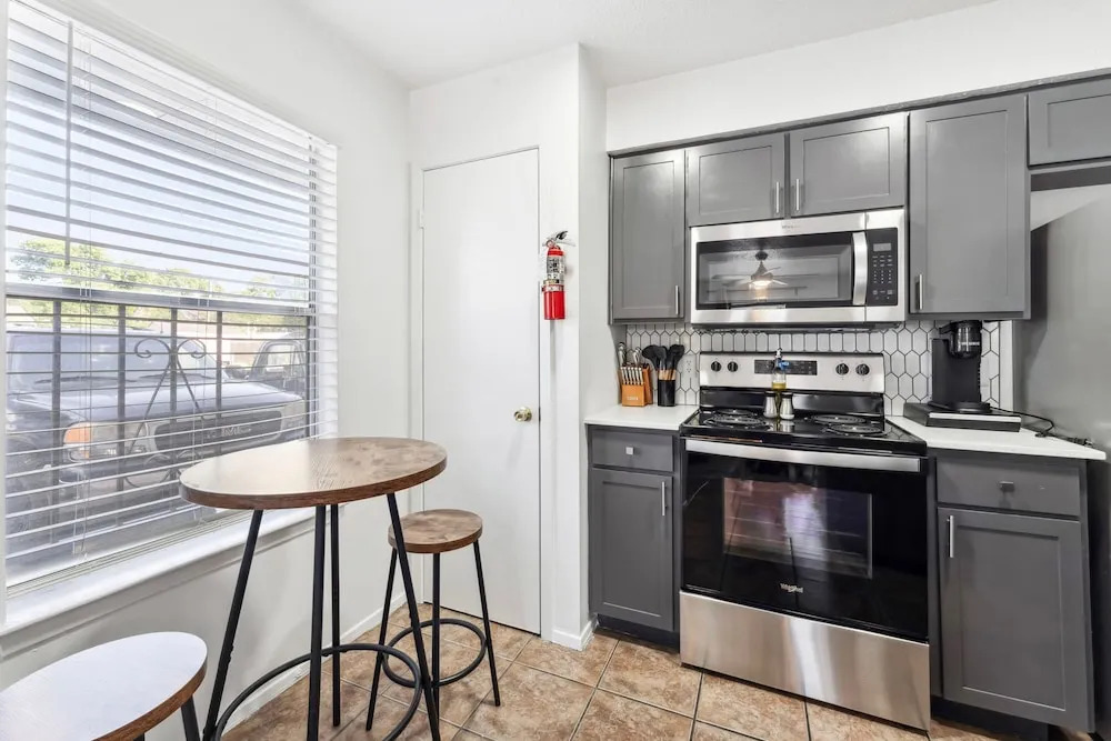 Prime Location Chic 1BR Fast Wifi 7 Min to Downtown