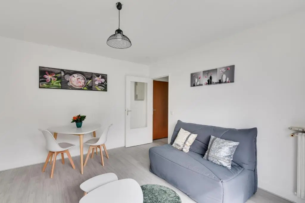 Budget apart with balcony near Paris