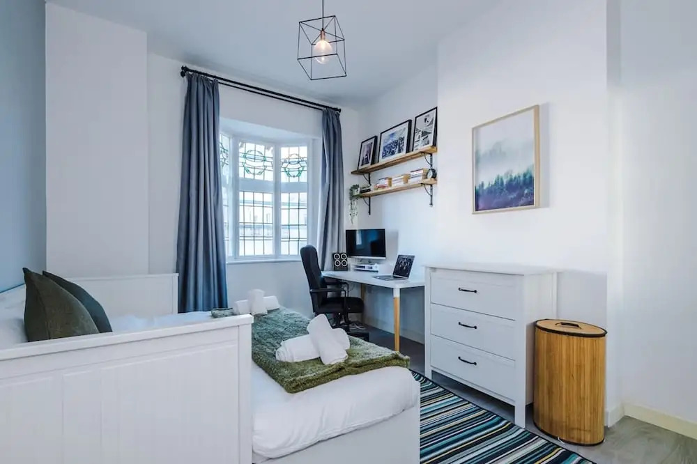New Stylish City-centre Flat w Parking Sleeps 4