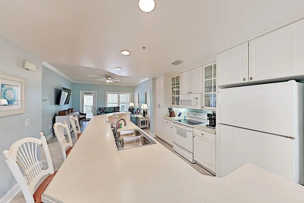Coligny Plaza W/ Rooftop Pool, Walk To Beach 2 Bedroom Condo