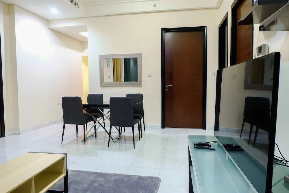 2 Bedroom Luxury The Peak Apartment By Travelio