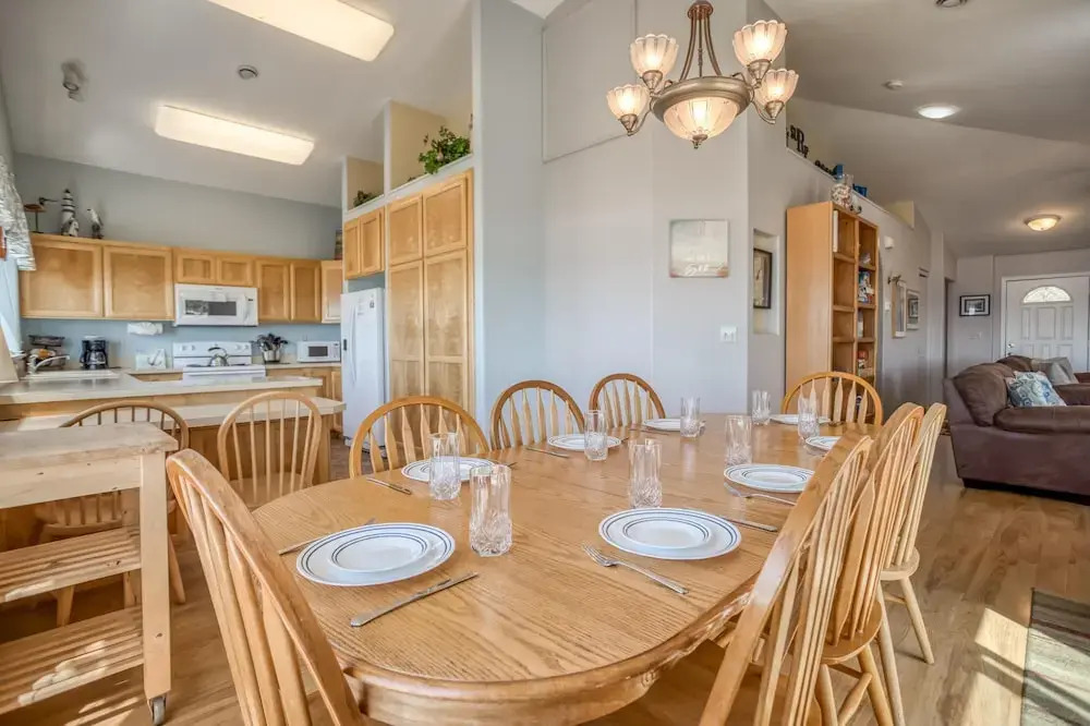 Oceanview Hot Tub and Cozy Bonus Room - Charming Coastal Retreat