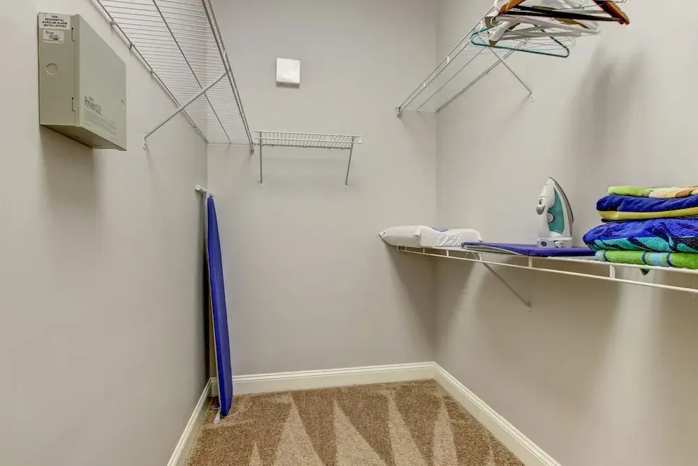 Spacious Townhome, 10 min to the Beach, Dogs OK!