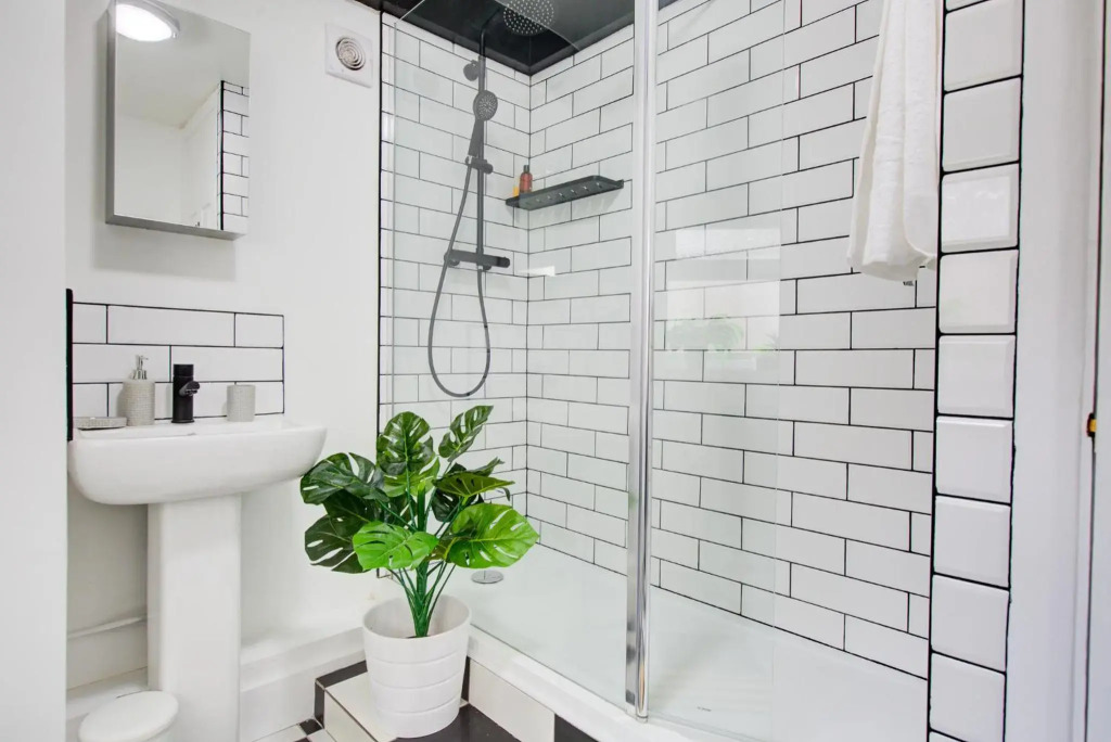 Cosy 2 Bed House in Leyton - Close to Vibrant East Village, Westfield, Olympic Park and the Canals