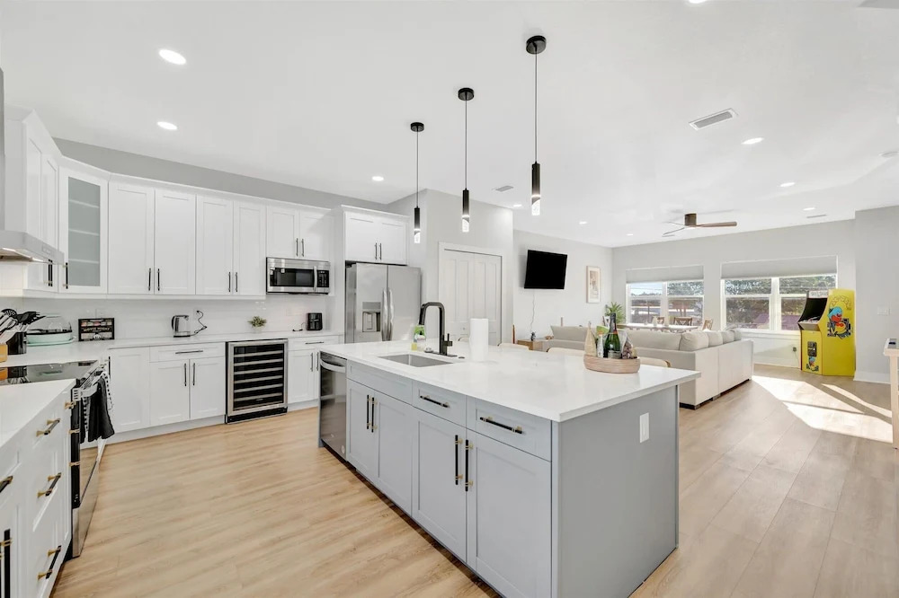 4br3ba Modern Sleeps 10 8 Minutes to Raymond James