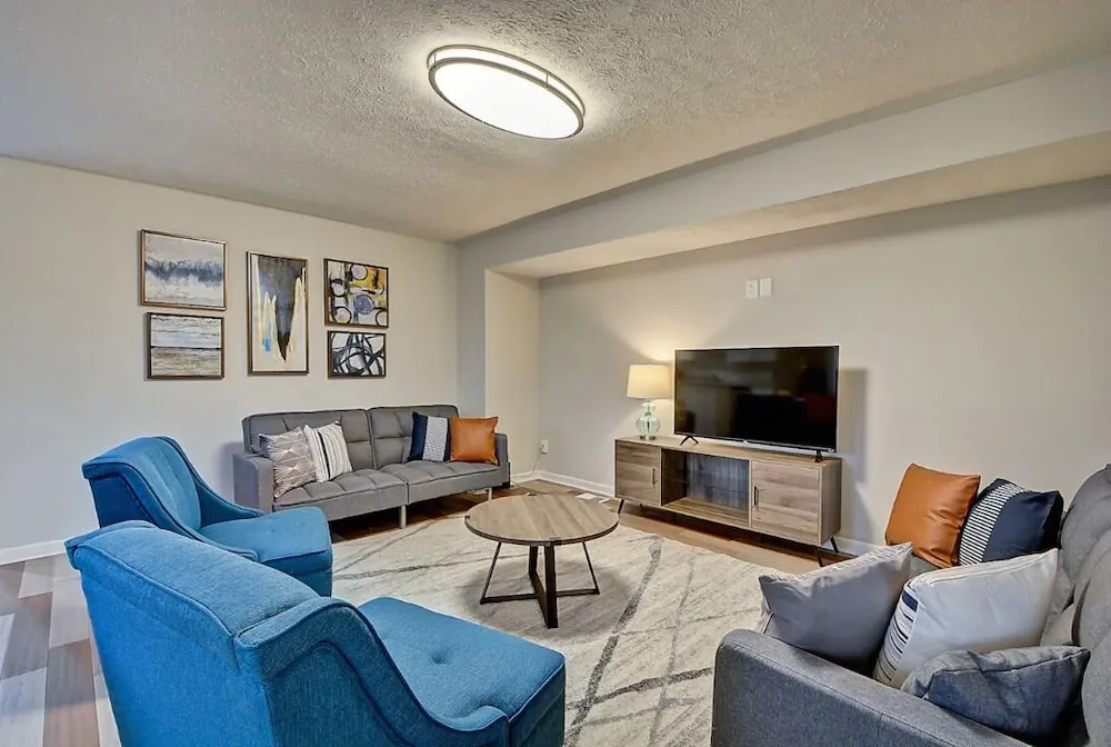 Spacious 6BR/3BA House w/ Parking! Sleeps 20!