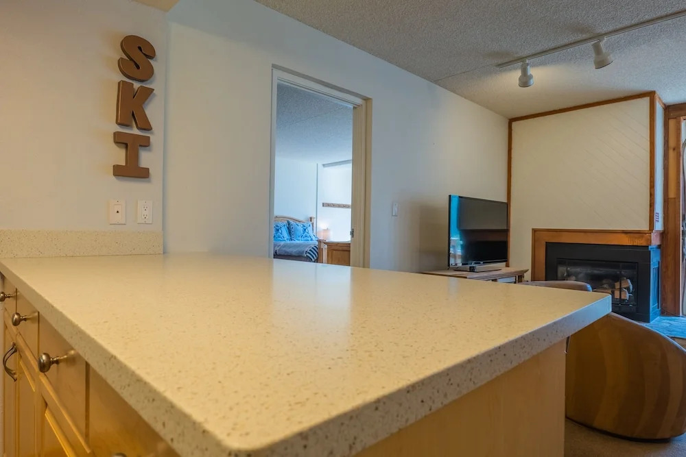 Comfortable Cozy Condo - Short Walk to American Eagle Lift - SH402 by RedAwning