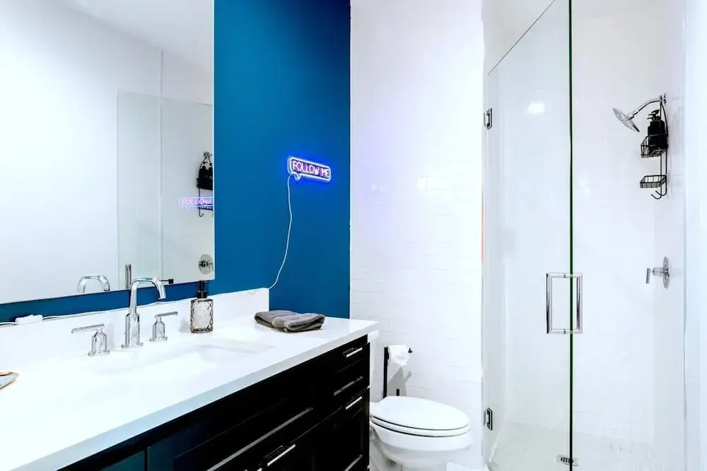 Queen's Gambit - 7 Minutes From Downtown - Sleeps 16
