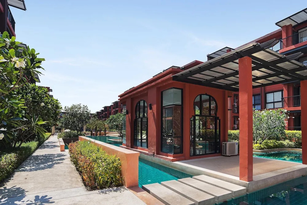 Bluroc Hua Hin by FavStay
