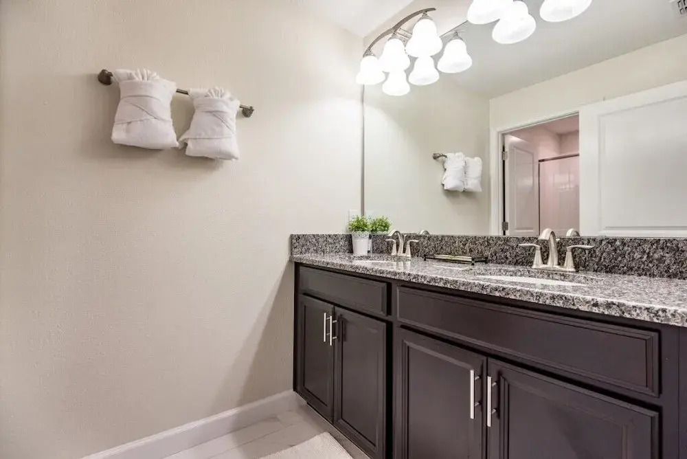4 Bedroom 3 Bathroom Townhome w Pool
