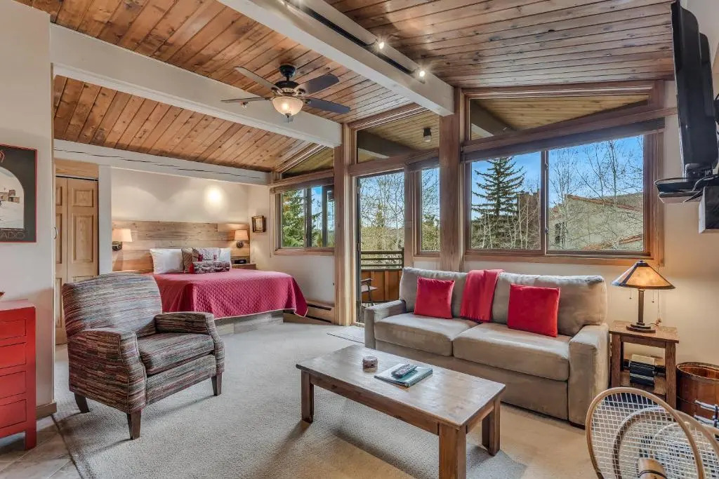 Laurelwood Condominiums Studio Premier Unit 309