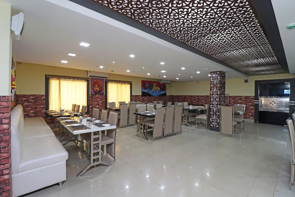 Capital O 30565 Pabitra Royal Regency
