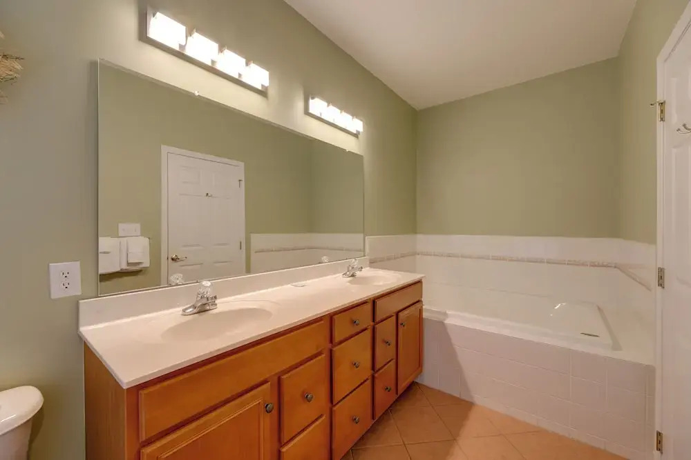 Game Room & Community Perks! Ocean View Retreat