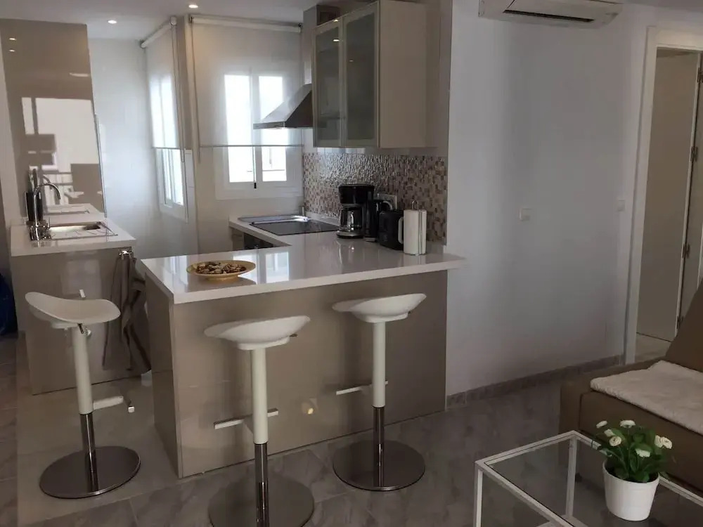 Apartment Sleeps 4 Near Beach