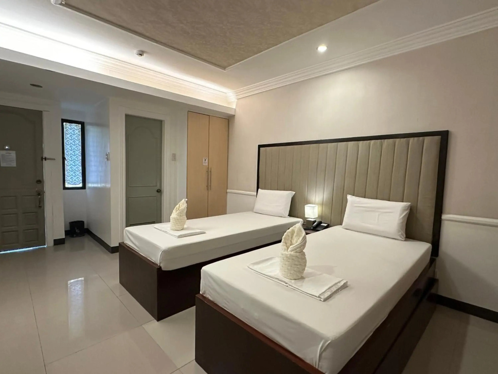 S&M Hotel