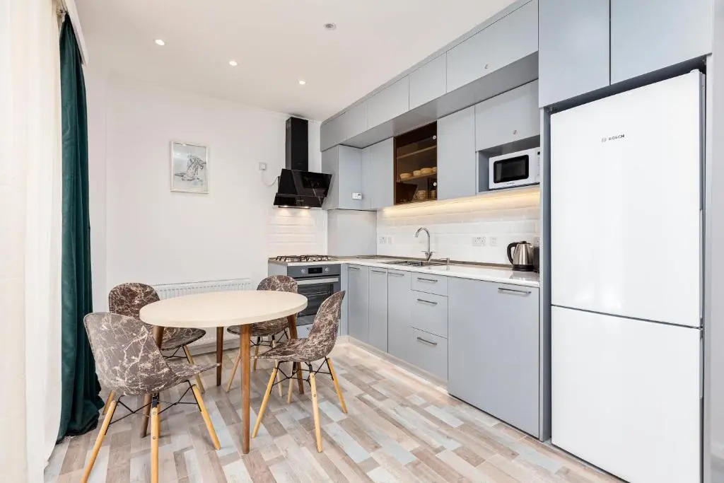 Ground Floor Bright Luxury 1Bedroom Apartment with Free Parking