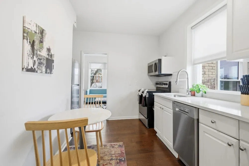 Comfortable 3BR Minutes to Broadway Parking