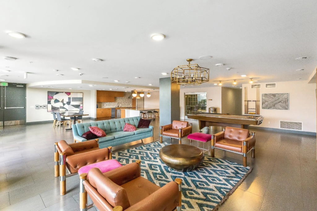 SuitesRUs Apart Hotel at Glendale
