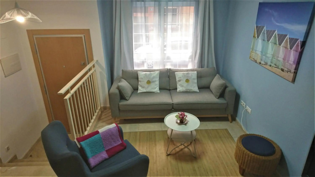 Fantastic apartment with private patio BEACH 10 mins walk