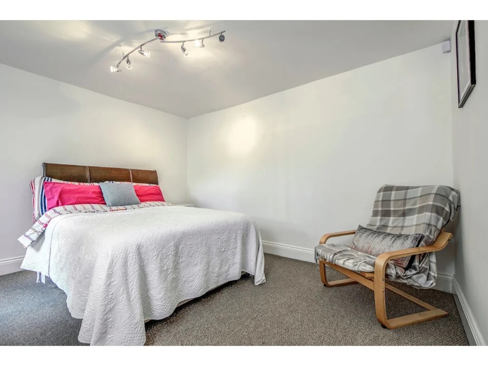 Bright, Spacious 1BR Chorlton Apt for 2 W/patio