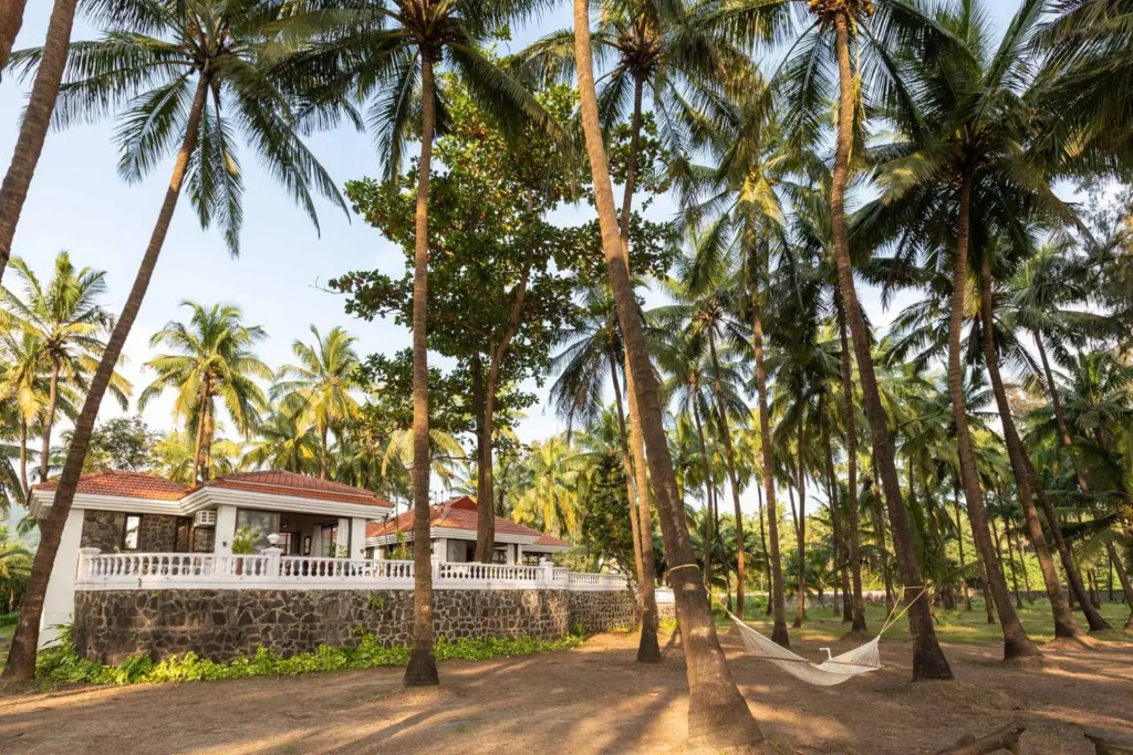 Casa Del Mer by StayVista - Nearby beach with, sea-view rooms & coconut farm