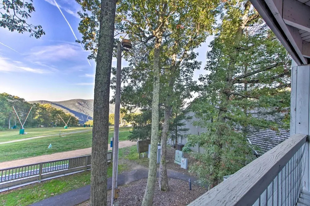 Ski-in Ski-out Wintergreen Condo w/ Balcony