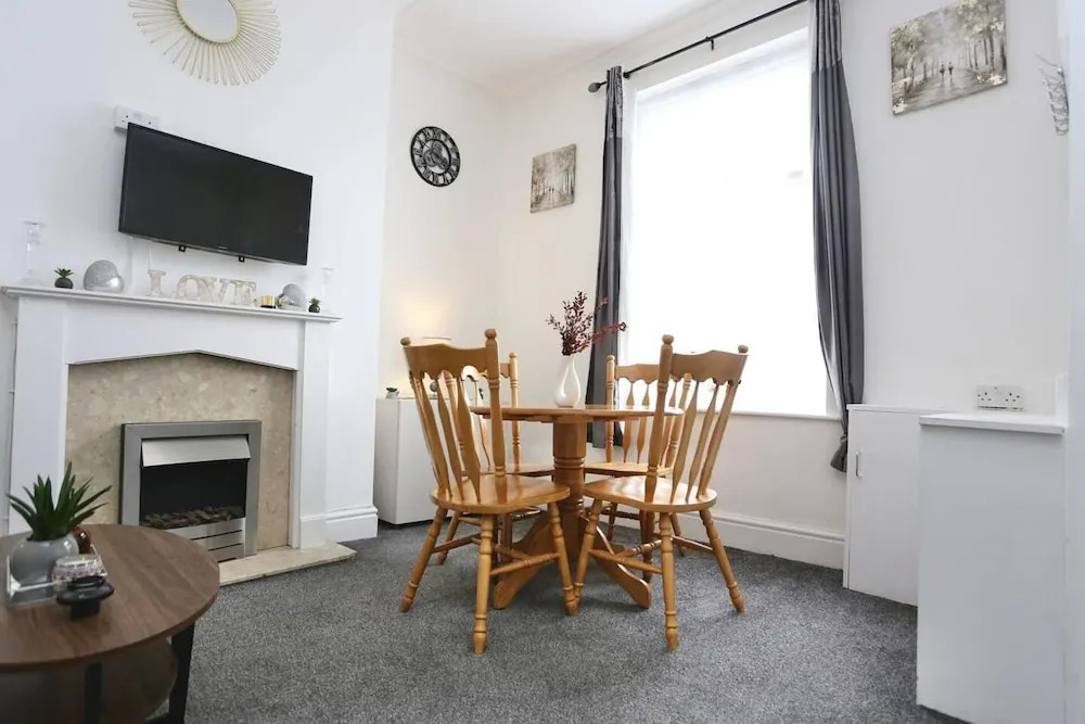 Charming 2-bed Home in Blackpool-central w Parking