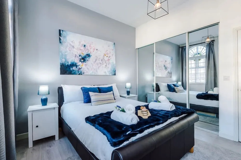 New Stylish City-centre Flat w Parking Sleeps 4