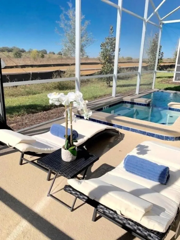 Beautiful And Spacious 5 Bed Pool Home 5 Bedroom Home by RedAwning