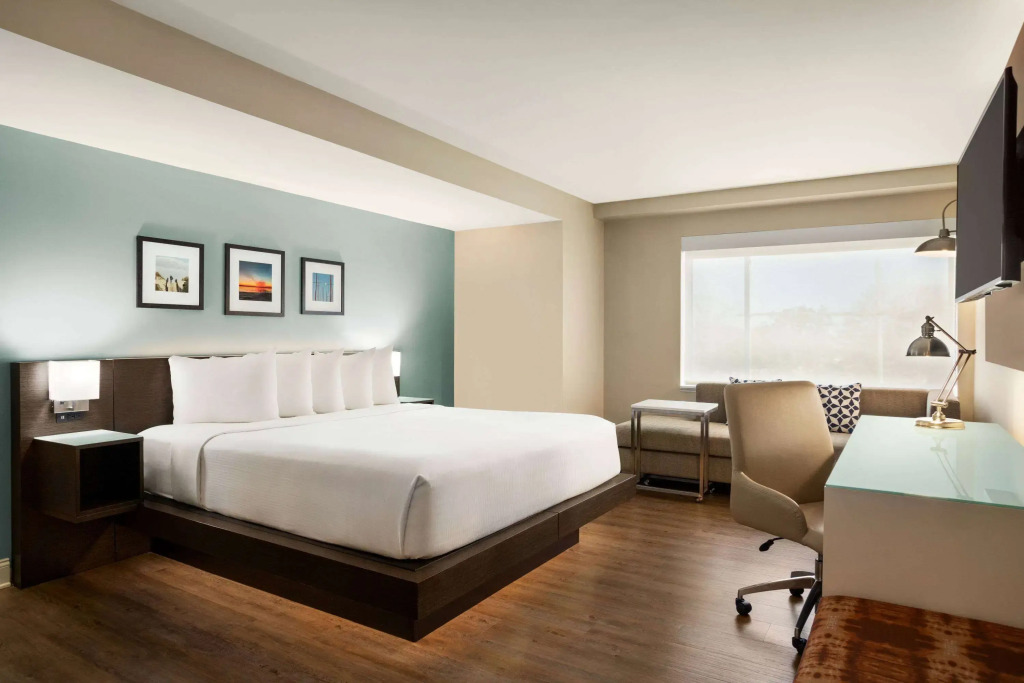 Wyndham Newport Hotel