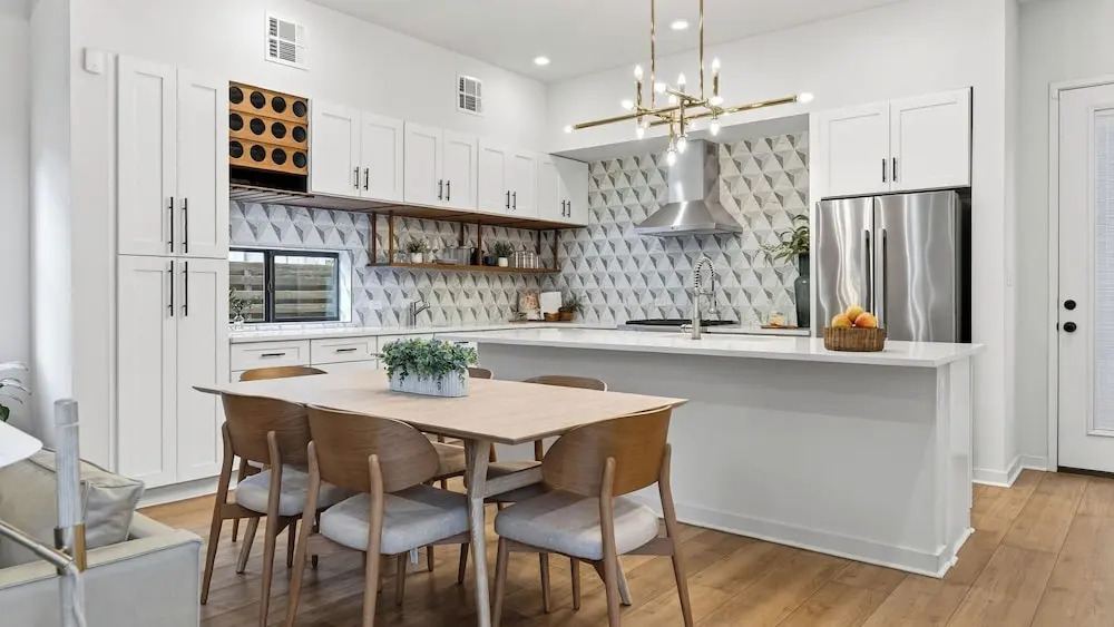 Oak Haus by Avantstay Perfect for Groups Modern Design + Outdoor Patio Near Soco + Lady Bird + Zilker