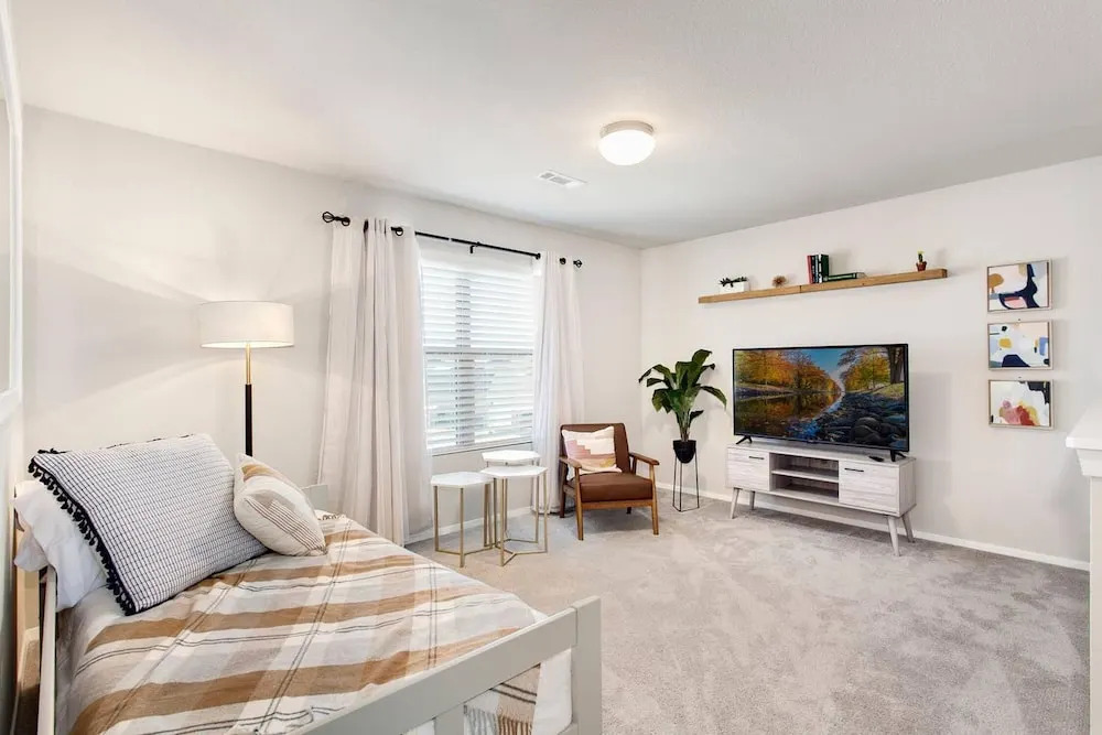 The Ivory - SLEEPS 10 - Perfect for Mid-Term Stays