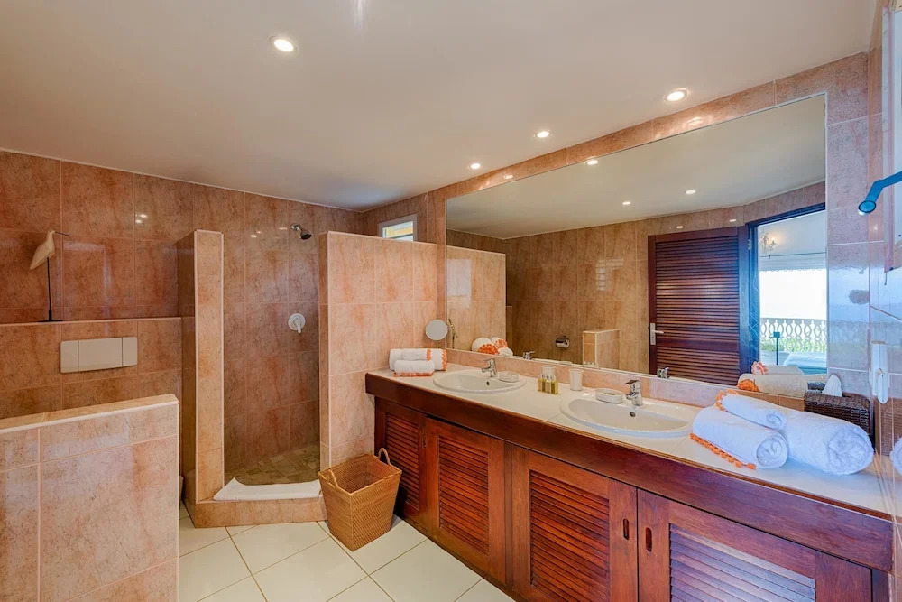 Stunning Orient Bay Ocean Views, Walk to the Beach! AC, Free Wifi, Swimming Pool