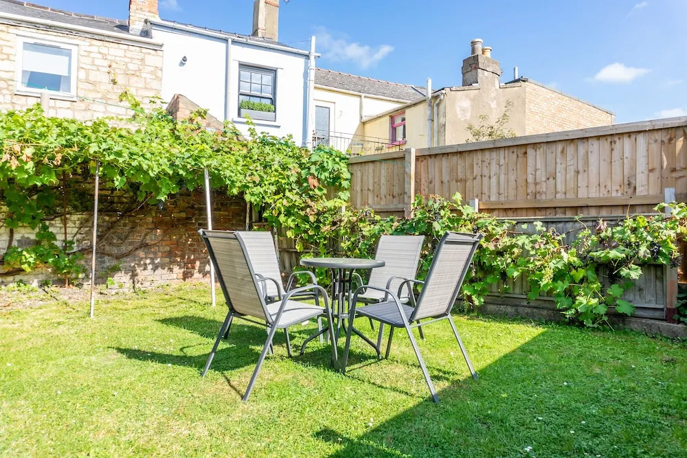 Comfy, 2 Bed House, Sleeps 6 with Garden and Free Parking in Cheltenham