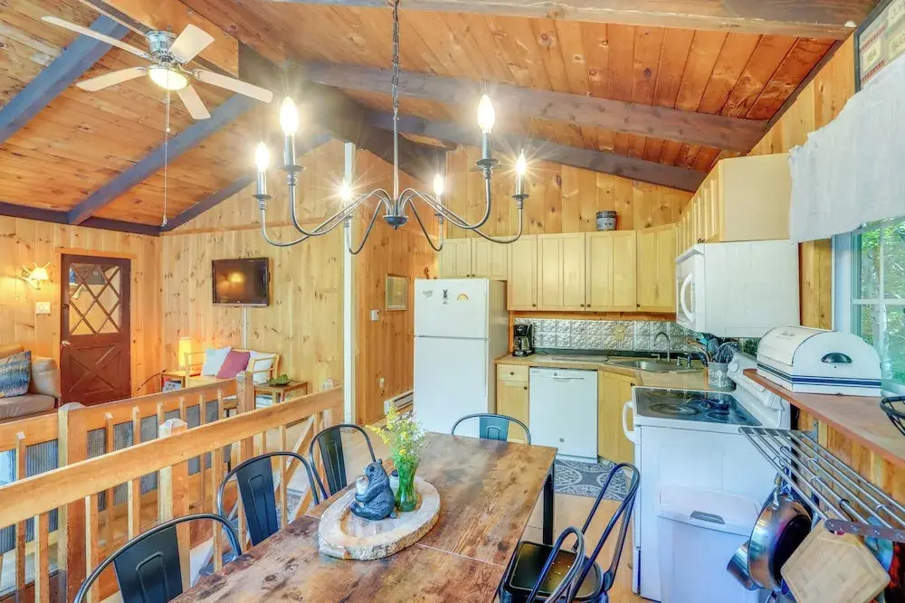 Treehouse Chalet Near Mt. Snow w/ On-site Trails!