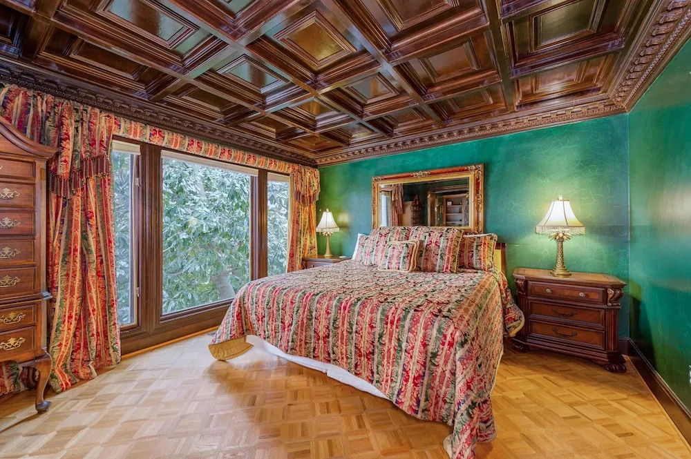 Magnificant & Private Lakefront 5 Bedroom Home