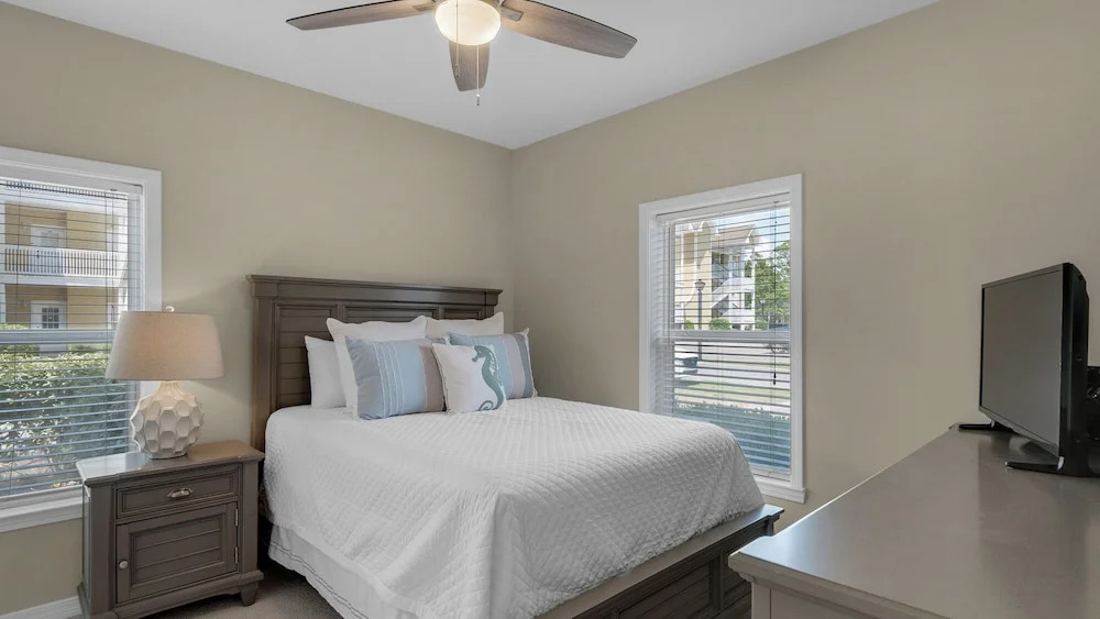 1st Floor, Walkable to Dining, Shopping, Beach - Sleeps 6