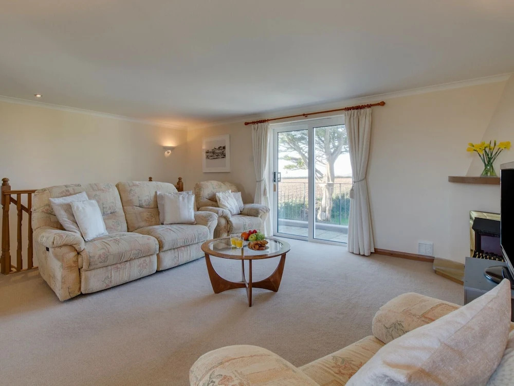Spacious and Comfortable Holiday Home With Large Private Garden, Near the Beach