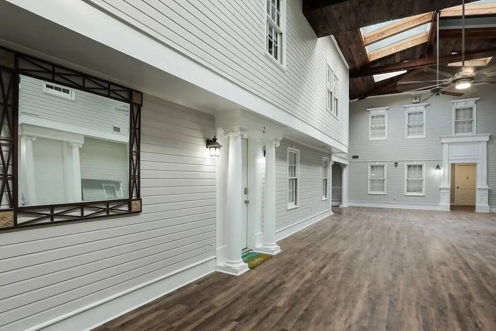 Penthouse Loft- Balcony Over Downtown Statesboro