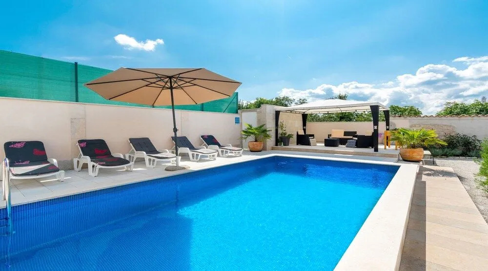 Villa Martin - Fast WiFi, Near restaurant, Fenced Yard, Pavilion, Center of Village