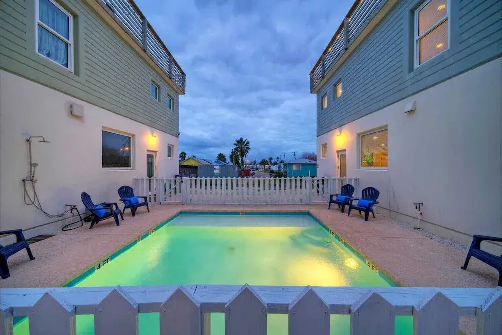 Third Sandbar & Seaglass Landing by Avantstay. Sleeps 30 2 Homes + Dual Pools + Outdoor Living Steps to Beach