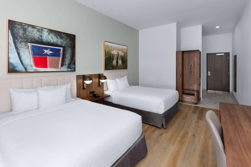 La Quinta Inn & Suites by Wyndham San Antonio at the RIM