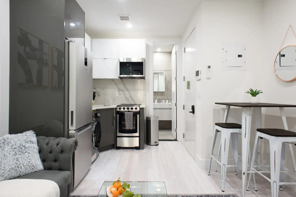 78-3b New Junior 1 BR Prime UES WD in Unit