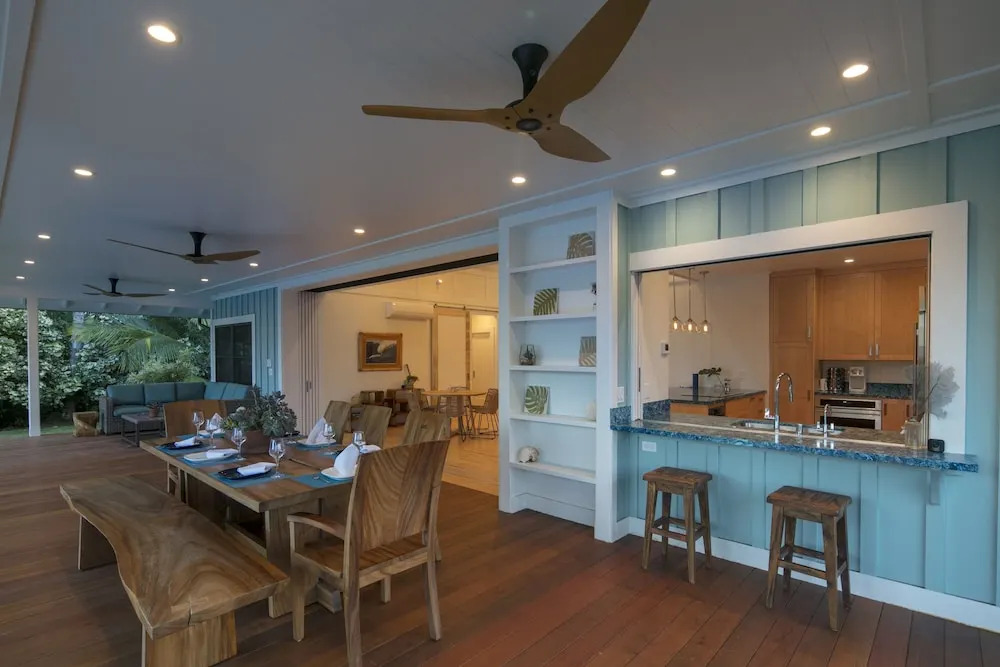 Gorgeous Renovated 1937 Plantation Style Beach House 50 Steps to the Center of the Beach home